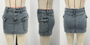 Détail d'une mini-jupe en jean délavé à taille haute avec poches cargo sur le côté
