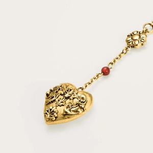 Collier pendentif coeur plaqué or 18K vintage avec motifs floraux en relief et perle rouge