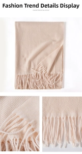 Gros plan sur l'écharpe beige à chevrons avec texture cachemire et détails de franges longues