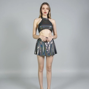 Detail von metallischem Hologramm-Halter-Top und Faltenrock mit schillerndem Laser-Effekt
