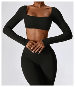 Détail du haut de yoga noir à manches longues avec col carré et leggings assortis