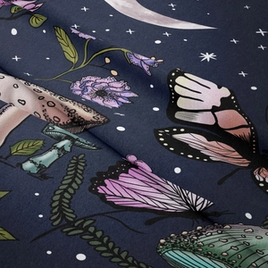 Detail eines Bohème Wandteppichs mit Mond, Sternen, Pilzen und Schmetterlingsmustern