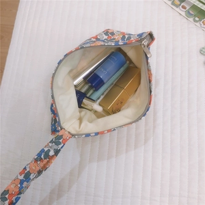 Dettaglio della trousse per trucchi a fiori con cerniera e fodera interna