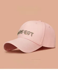 Détail d'une casquette rose en coton avec broderie dorée PERFECT 3D et coutures précises