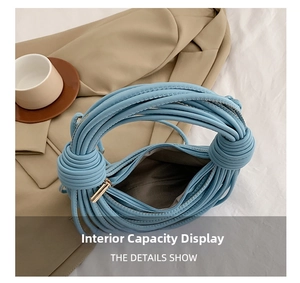 Détail du sac à main bleu en cuir PU tressé montrant la doublure et la fermeture éclair