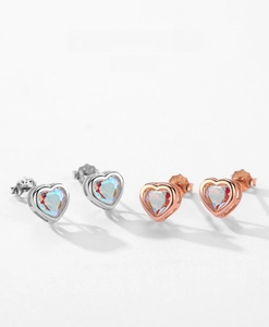 Détail des boucles d'oreilles cœur en argent 925 avec pierres d'opale irisées