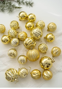 Boules de Noël dorées champagne avec textures variées comme brillantes et losanges