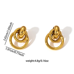 Créoles chic en acier titane plaqué or 18 carats avec un design entrelacé élégant