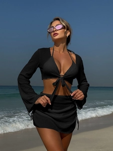 Dettaglio della trama a rete nera del set da spiaggia tre pezzi con bikini e cardigan corto