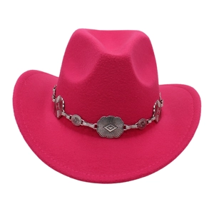 Detail eines rosenroten Fedora-Hutes mit verzierter silberner Metallkette im Vintage-Stil