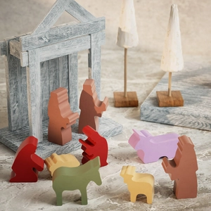 Detailaufnahme einer handgefertigten Weihnachtskrippe aus Holz mit bemalten Figuren