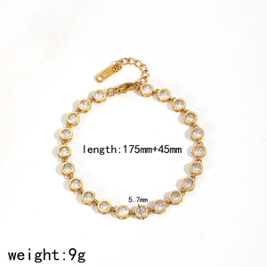 Detailansicht eines 18k vergoldeten Tennisarmbands mit 5,7mm Zirkonia und Karabinerverschluss