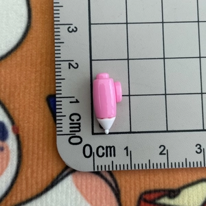 Vue détaillée d'un mini canard en résine rose et blanc de 1,8cm avec règle de mesure