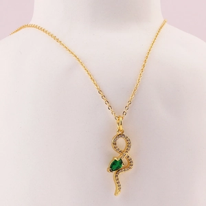 Collier serpent doré orné de cristaux et d'un pendentif avec une pierre verte en poire
