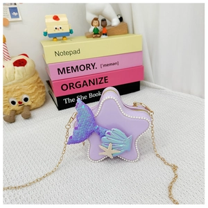 Détail du sac enfant étoile violette avec paillettes, perles et chaîne dorée