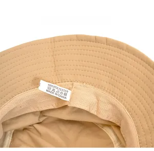 Dettaglio delle cuciture interne del cappello pescatore e etichetta 100% poliestere