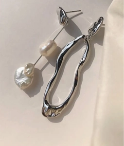 Detailed view of asymmetric S925 silver earrings with baroque pearls and geometric metal hoop