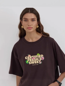 Σκούρο καφέ βαμβακερό T-shirt με ζωντανά prints φρούτων και καλλιτεχνική καλοκαιρινή γραφή