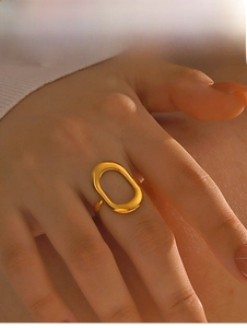 Détail d'une bague ovale évidée dorée minimaliste avec finition haute brillance