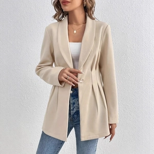 Détail d'un blazer élégant en laine beige montrant le col châle et la coupe cintrée