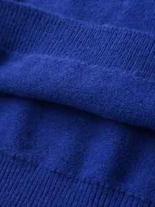 Détail du tissu en maille bleu roi montrant la texture douce et la maille côtelée