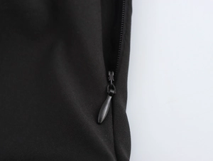 Detailaufnahme eines hochwertigen, verdeckten Reißverschlusses an schwarzem Stoff