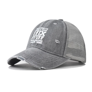 Vista dettagliata del cappellino trucker grigio sbiadito con stampa bianca 'I FIX STUFF'