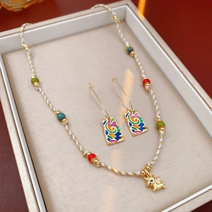 Set gioielli boho con collana di perline colorate e ciondolo a cavallo in scatola