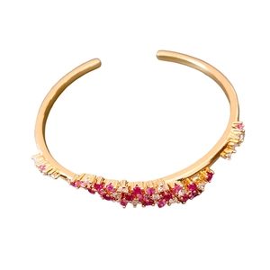 Bracelet jonc ouvert ondulé plaqué or 18 carats avec pierres rouges et blanches