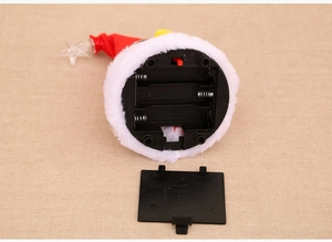Détail du compartiment à piles pour sapin de Noël musical en peluche avec interrupteur