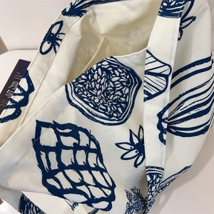 Détail du sac cabas en toile montrant la poche intérieure et l'imprimé bleu marine