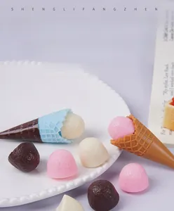 Detailansicht bunter Miniatur-Eiscreme-Modelle auf einem weißen geprägten Porzellanteller