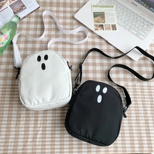 Détail des mini sacs à bandoulière fantôme en noir et blanc avec visage mignon