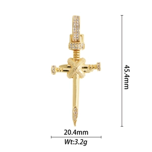 Vue détaillée du pendentif croix dorée pavée avec dimensions 45,4mm par 20,4mm