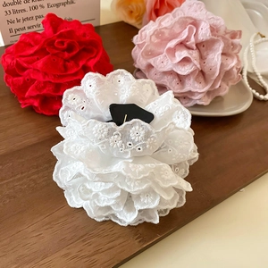 Pinces à cheveux en dentelle brodée fleurs chic blanc rose et rouge sur table bois