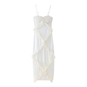 Détails de la robe blanche à bretelles avec dentelle délicate et bords à volants doux
