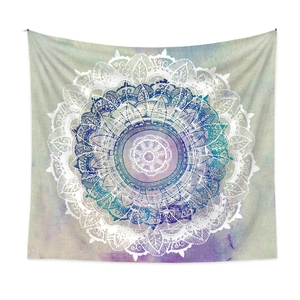 Wandteppich mit blauem Mandala-Muster, floralen Elementen und künstlerischem Farbverlauf