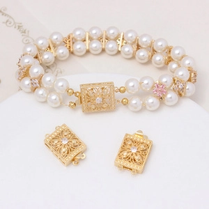 Dettaglio del bracciale di perle a doppio filo con chiusura a incastro in oro vintage