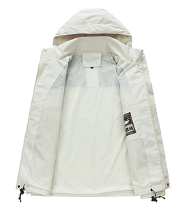 Innendetails der cremefarbenen Jacke mit atmungsaktivem Netzfutter und verstellbarem Saum