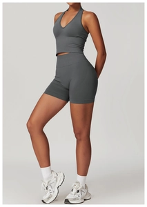 Détail macro du tissu côtelé sans couture sur cet ensemble de yoga gris foncé