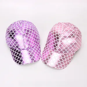 Detailansicht der Kinder-Baseballkappen mit metallischer Fischschuppen-Struktur in Pink
