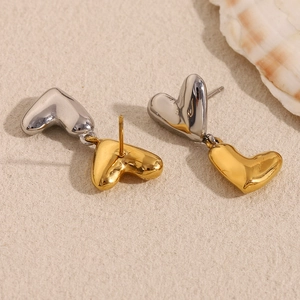 Two-tone heart-shaped earrings in polished 316L stainless steel and 18K gold plating