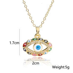 Detailansicht des goldenen Evil Eye Anhängers mit Maßangaben 1,7cm mal 2,0cm für Damen
