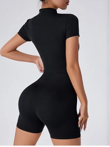 Vue arrière du combishort de yoga noir ajusté soulignant la coupe à la taille