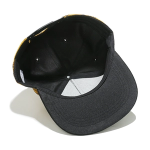 Vue intérieure de la casquette snapback montrant la doublure et la sangle réglable