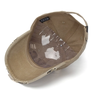 Dettaglio interno del cappellino NYC vintage con etichetta in cotone e design a 6 pannelli