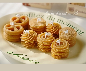 Primer plano detallado de velas aromáticas con forma de galleta en una bandeja