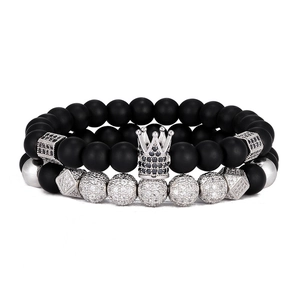 Détail du lot de bracelets couronne avec pierres noires mates et zircons micro-sertis