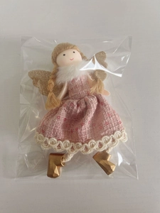 Vue détaillée d'une poupée ange de Noël faite main avec robe rose et ailes dorées