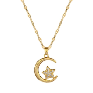 Collier en acier titane doré avec pendentif lune et étoile orné de zircons étincelants